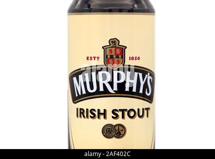 Dublino - dic 11: Murphy's birra può o Irish Stout isolati su sfondo bianco di Dublino del dicembre 11. 2019 in Irlanda Foto Stock