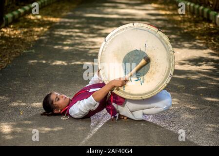 AMRAVATI, Maharashtra, India - 24 settembre: gruppo non identificato di giovani Festival celebra nel parco di suonare la batteria con la musica. Foto Stock