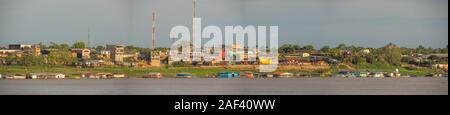 Tabatinga, Brasile - 14 Settembre 2019: vista panoramica per il porto sul fiume del Amazon in Tabatinga dal lato del Perù. Sud America. Fiume del Amazon. Confine Foto Stock