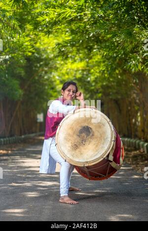 AMRAVATI, Maharashtra, India - 24 settembre: gruppo non identificato di giovani Festival celebra nel parco di suonare la batteria con la musica. Foto Stock