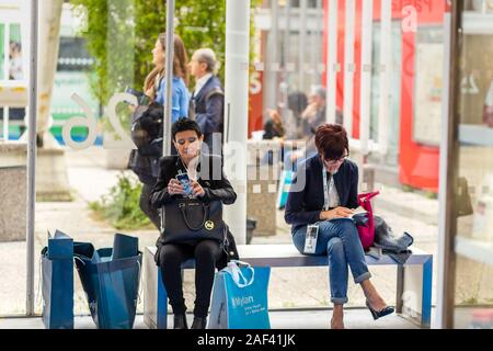 BOLOGNA (BO), Italia - 12 Aprile 2019: visitatore visita a Cosmofarma Exhibition, la farmacia è leader mondiale nella Comunità Foto Stock
