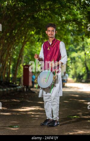 AMRAVATI, Maharashtra, India - 24 settembre: gruppo non identificato di giovani Festival celebra nel parco di suonare la batteria con la musica. Foto Stock