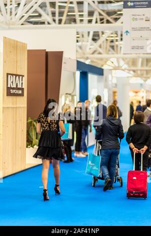 BOLOGNA (BO), Italia - 12 Aprile 2019: visitatore visita a Cosmofarma Exhibition, la farmacia è leader mondiale nella Comunità Foto Stock
