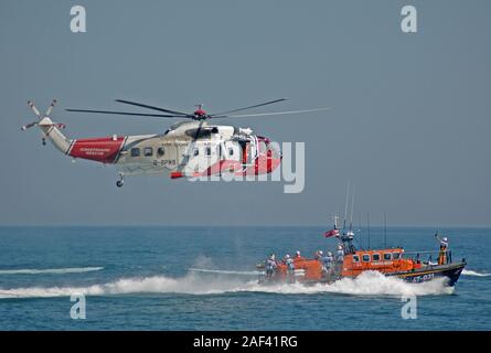 Aria di mare la dimostrazione di salvataggio a scialuppa di salvataggio per il giorno del lancio, Selsey, West Sussex, in Inghilterra, Regno Unito, Foto Stock