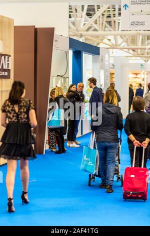 BOLOGNA (BO), Italia - 12 Aprile 2019: visitatore visita a Cosmofarma Exhibition, la farmacia è leader mondiale nella Comunità Foto Stock