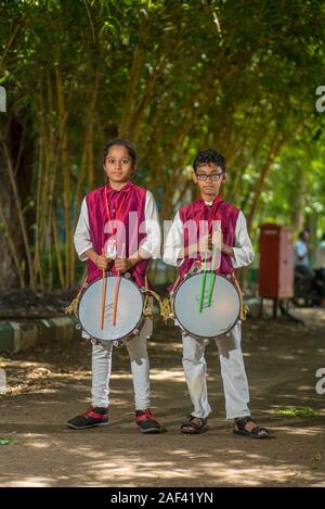 AMRAVATI, Maharashtra, India - 24 settembre: gruppo non identificato di giovani Festival celebra nel parco di suonare la batteria con la musica. Foto Stock