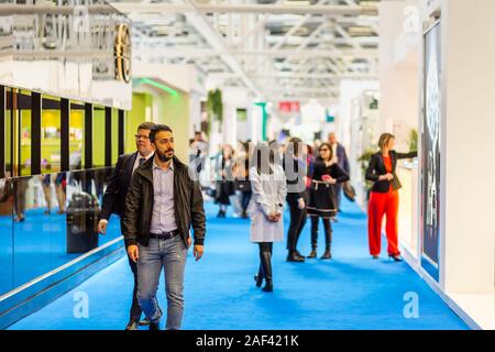 BOLOGNA (BO), Italia - 12 Aprile 2019: visitatore visita a Cosmofarma Exhibition, la farmacia è leader mondiale nella Comunità Foto Stock