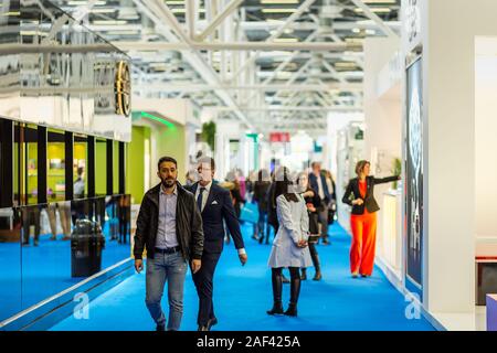 BOLOGNA (BO), Italia - 12 Aprile 2019: visitatore visita a Cosmofarma Exhibition, la farmacia è leader mondiale nella Comunità Foto Stock