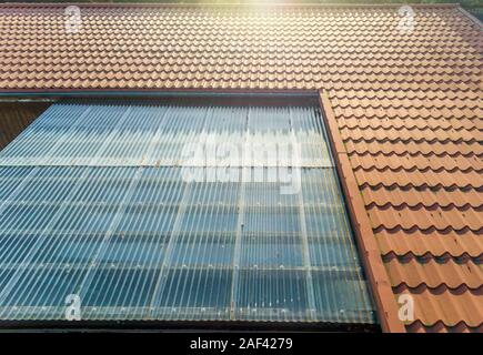 Casa residenziale con tetto dello stagno e trasparente di fogli di cartone ondulato come coperture in terrazza Foto Stock