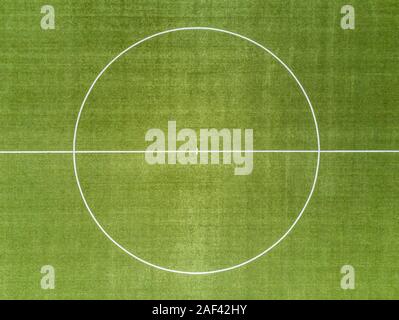 Vista aerea del campo da calcio fatto di tappeto erboso artificiale come sfondo sul tema del calcio Foto Stock