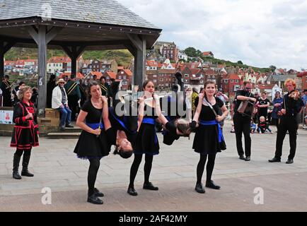 Donna Rapper Team di spada, la Torre corvi eseguendo in settimana della musica folk di Whitby. Foto Stock