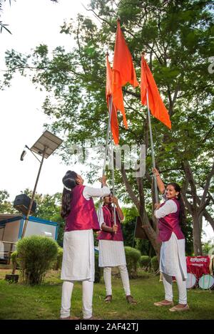 AMRAVATI, Maharashtra, India - 24 settembre: gruppo non identificato di giovani Festival celebra nel parco di suonare la batteria con la musica. Foto Stock