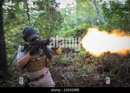 Vestito in marcia militare un tir treni su una gamma di pistola nel sud-est della Georgia, Stati Uniti d'America. Foto Stock