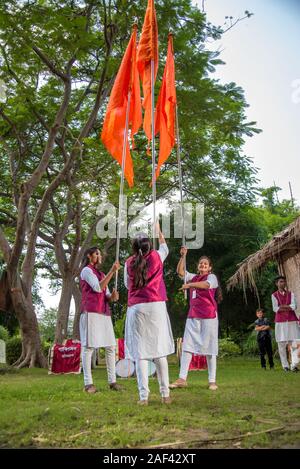 AMRAVATI, Maharashtra, India - 24 settembre: gruppo non identificato di giovani Festival celebra nel parco di suonare la batteria con la musica. Foto Stock