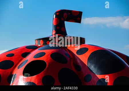 "Akakabocha' (rossa zucca), Yayaoi Kusama arte installazione presso Miyanoura Porto di Naoshima Island. Foto Stock