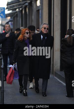 Milano, Giuliano Adreani con sua moglie nel centro commerciale di Giuliano Adreani, presidente di Publitalia 80 dal 1996 e Amministratore Delegato di Mediaset fino al 2015, poi sostituito da Pier Silvio Berlusconi rimanente sul comitato esecutivo, arriva in centro a ora di pranzo. Qui egli è sotto il suo braccio con sua moglie Cicci mentre sono shopping nelle vie del quadrilatero. Foto Stock