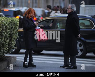 Milano, Giuliano Adreani con sua moglie nel centro commerciale di Giuliano Adreani, presidente di Publitalia 80 dal 1996 e Amministratore Delegato di Mediaset fino al 2015, poi sostituito da Pier Silvio Berlusconi rimanente sul comitato esecutivo, arriva in centro a ora di pranzo. Qui egli è sotto il suo braccio con sua moglie Cicci mentre sono shopping nelle vie del quadrilatero. Foto Stock