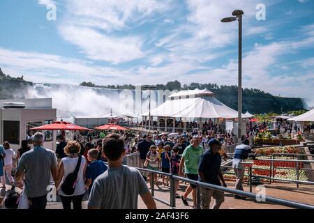 Persone imbarco la Domestica della Foschia sulle Cascate del Niagara Foto Stock