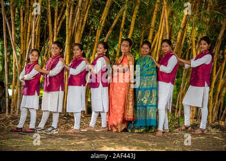 AMRAVATI, Maharashtra, India - 24 settembre: gruppo non identificato di giovani Festival celebra nel parco di suonare la batteria con la musica. Foto Stock