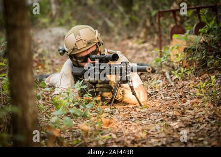 Vestito in marcia militare un tir treni su una gamma di pistola nel sud-est della Georgia, Stati Uniti d'America. Foto Stock