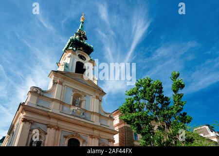 Torre di la chiesa Stiftskirche su Mariahilfer Strasse in Vienna Foto Stock