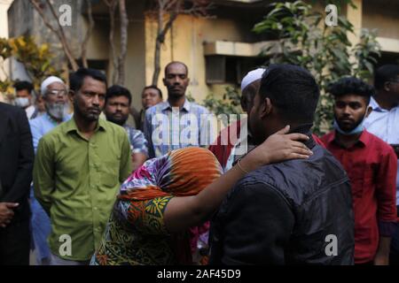 Dacca in Bangladesh. Xiii Dec, 2019. Un parente di una vittima morta da una fabbrica di plastica fire reagisce all'interno di Dhaka Medical College Hospital morgue. Secondo la relazione di media, almeno 13 lavoratori sono stati uccisi e 20 feriti mercoledì in un incendio dopo una bombola di gas esplosione in una fabbrica di plastica vicino Keraniganje area. Credito: MD Mehedi Hasan/ZUMA filo/Alamy Live News Foto Stock