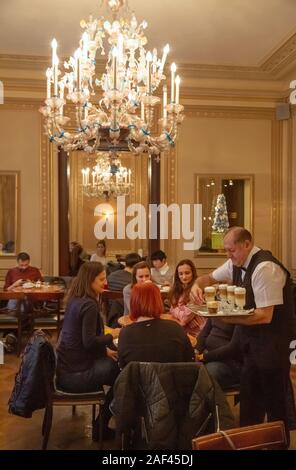 Vienna cafe; un cameriere che serve i clienti, il Demel coffee house interno, Vienna Austria Europa Foto Stock