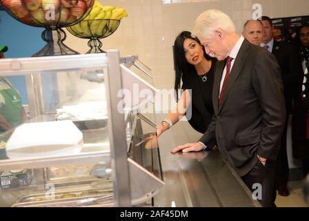 New York, NY, STATI UNITI D'AMERICA. Decimo Dec, 2019. Bill Clinton ad un apparizione pubblica per l'ex presidente degli Stati Uniti Bill Clinton visiti New York High School, Edward A. Reynolds West Side High School, Manhattan, New York, NY Dicembre 10, 2019. Credito: Kristin Callahan/Everett raccolta/Alamy Live News Foto Stock