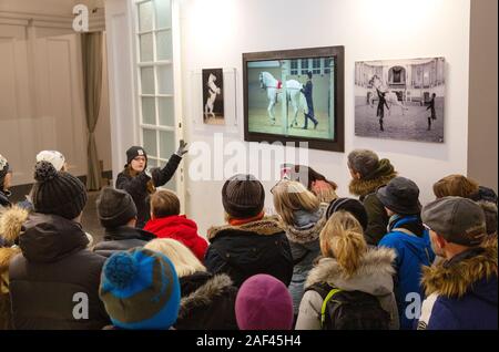 Vienna tour guidato - una guida turistica con un gruppo di turisti in la Scuola di Equitazione Spagnola, Vienna Austria Europa Foto Stock