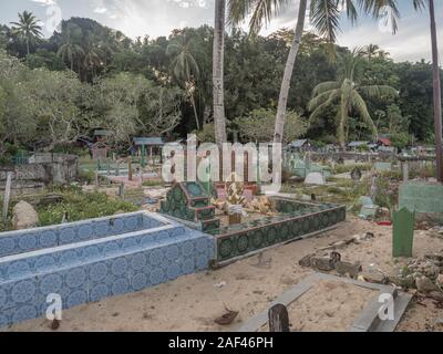 Kaimana, Papua Nuova Guinea, Indonesia - 7 Febbraio 2018: cimitero locale nella piccola cittadina sulla testa dell' uccello penisola. Cenderawasih Bay. Foto Stock