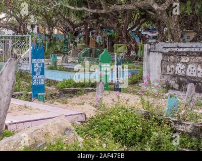 Kaimana, Papua Nuova Guinea, Indonesia - 7 Febbraio 2018: cimitero locale nella piccola cittadina sulla testa dell' uccello penisola. Cenderawasih Bay. Foto Stock