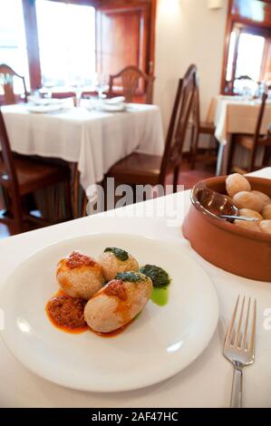 Papas arrugadas servire. Isole Canarie, Spagna. Foto Stock