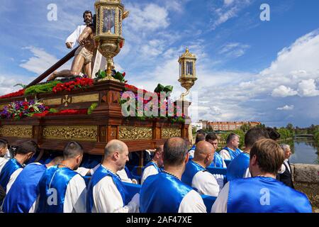 Merida, Spagna. Aprile 2019: un gruppo di portatori, chiamato Costaleros, portante un galleggiante religiosa Foto Stock