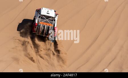 toyota hilux dakar rally edizione spruzzi di polvere quando si arrampica una duna di sabbia in dasht e lut o sahara deserto, ads spazio Foto Stock