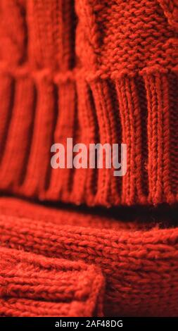 Maglia di Red Hat e sciarpa close-up, abbigliamento invernale Foto Stock