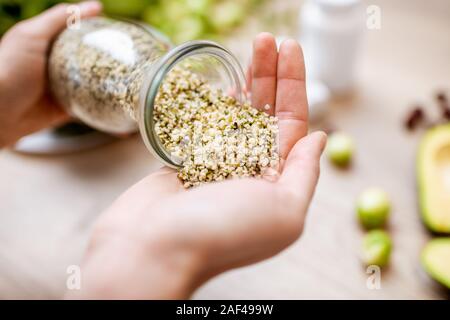 Semi di cannabis in mano, semi di canapa , semi di Marijuana , semi di  cannabis in sacco con fondo scoop per piantare. CBD THC Foto stock - Alamy