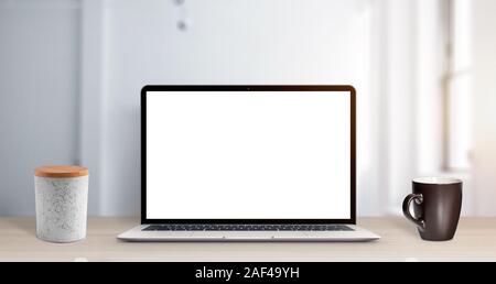 Mockup laptop sulla scrivania in ufficio. Schermo isolato per ap o di promozione del sito web. Pulire la scrivania con scatola e tazza di caffè Foto Stock