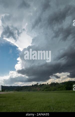 Wallcloud rotante di una bassa precipitazione supercell oltre le Black Hills nel South Dakota Foto Stock