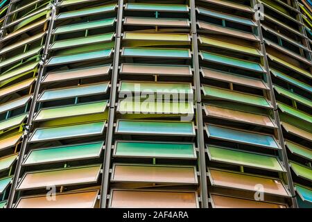 Colorati pannelli di vetro sulla facciata di un palazzo a Berlino, Germania. Foto Stock