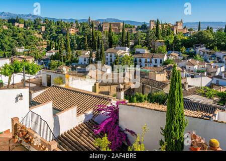 Vista panoramica del Palazzo Alhambra e il quartiere Albaicin di Granada. Andalusia, Spagna. Foto Stock