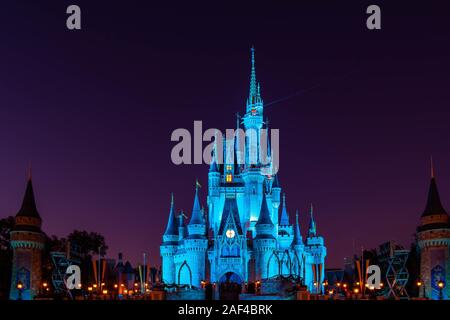 Orlando, Florida. Dicembre 05, 2019 . Illuminato il Castello di Cenerentola nella stagione di Natale al Magic Kingdom Foto Stock