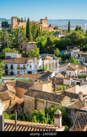 Vista panoramica del Palazzo Alhambra e il quartiere Albaicin di Granada. Andalusia, Spagna. Foto Stock