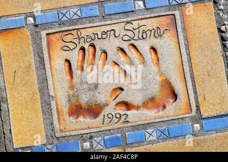 Sharon Stone handprints sul Viale delle Stelle marciapiede / Walk of Fame, Boulevard de la Croisette, Cannes, Provence, Francia Foto Stock