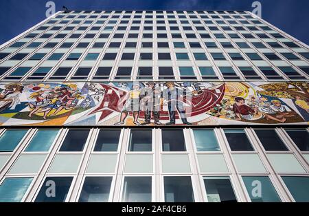 Una vista del murale sulla facciata della Haus des Lehrers nel centro di Berlino, Germania. Foto Stock
