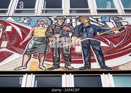 Una vista del murale sulla facciata della Haus des Lehrers nel centro di Berlino, Germania. Foto Stock