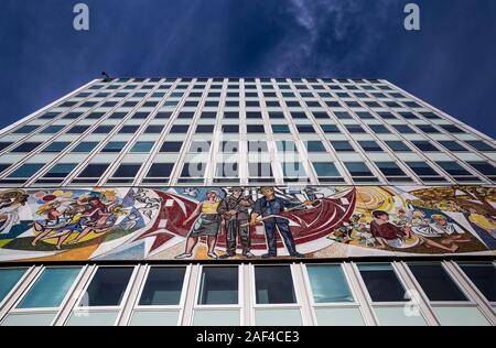 Una vista del murale sulla facciata della Haus des Lehrers nel centro di Berlino, Germania. Foto Stock