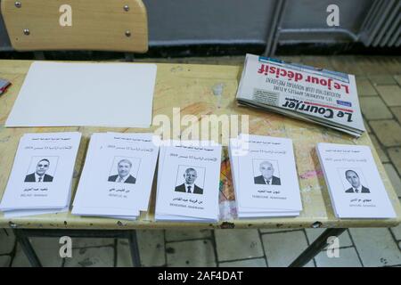 Algeri, Algeria. 12 Dic, 2019. Le schede di voto può essere visto a seguito delle elezioni presidenziali in corrispondenza di una stazione di polling. Credito: Farouk Batiche/dpa/Alamy Live News Foto Stock