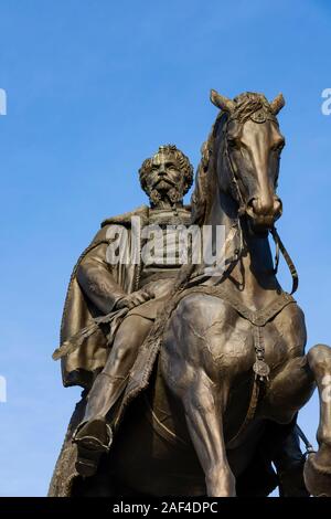 Statua di ex primo ministro conte Gyula Andrassy, al di fuori del Parlamento ungherese, inverno a Budapest, Ungheria. Dicembre 2019 Foto Stock