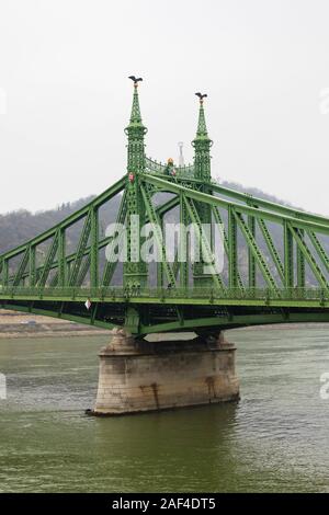 Verde di Ponte della Libertà, Szabadsag Hid, oltre il Fiume Danubio, Budapest, Ungheria. Dicembre 2019 Foto Stock