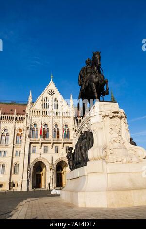 Statua di ex primo ministro conte Gyula Andrassy, al di fuori del Parlamento ungherese, inverno a Budapest, Ungheria. Dicembre 2019 Foto Stock